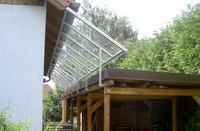 Dachverlängerung aus Edelstahl und Glas