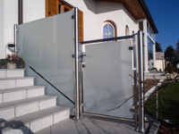 Windschutz und Gartentür aus Edelstahl und Glas