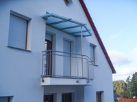 Balkonüberdachung und Geländer aus Edelstahl