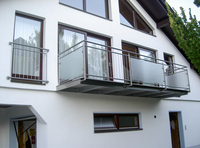 Balkon aus Stahl mit Nirogeländer und Glas