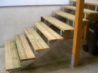 Treppe aus Edelstahl mit Holztrittflächen