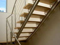 Treppe aus Edelstahl mit Holztrittflächen